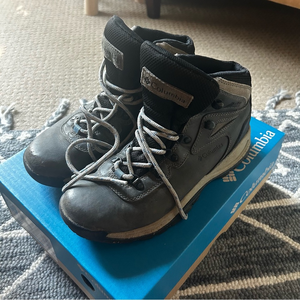 Columbia women’s netwon ridge Gray Hiking Boots